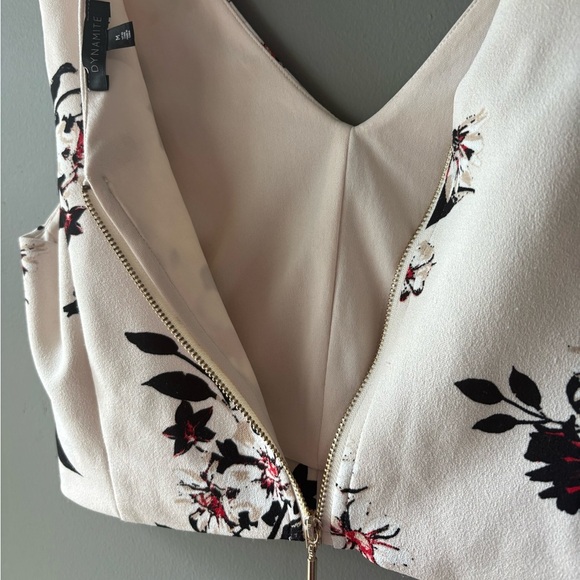 Dynamite size M, Floral Sleeveless Women's Crop Top, zipper back, V neck - Picture 5 of 5